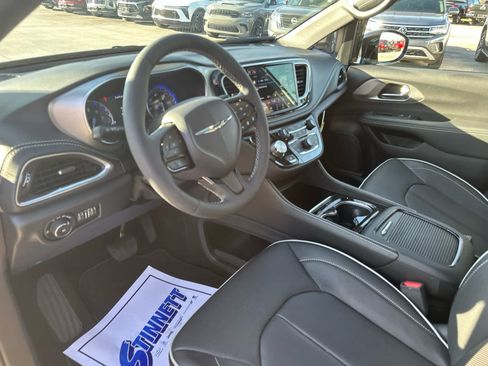 Used 2024 Chrysler Pacifica Limited w/ S Appearance Package image 16