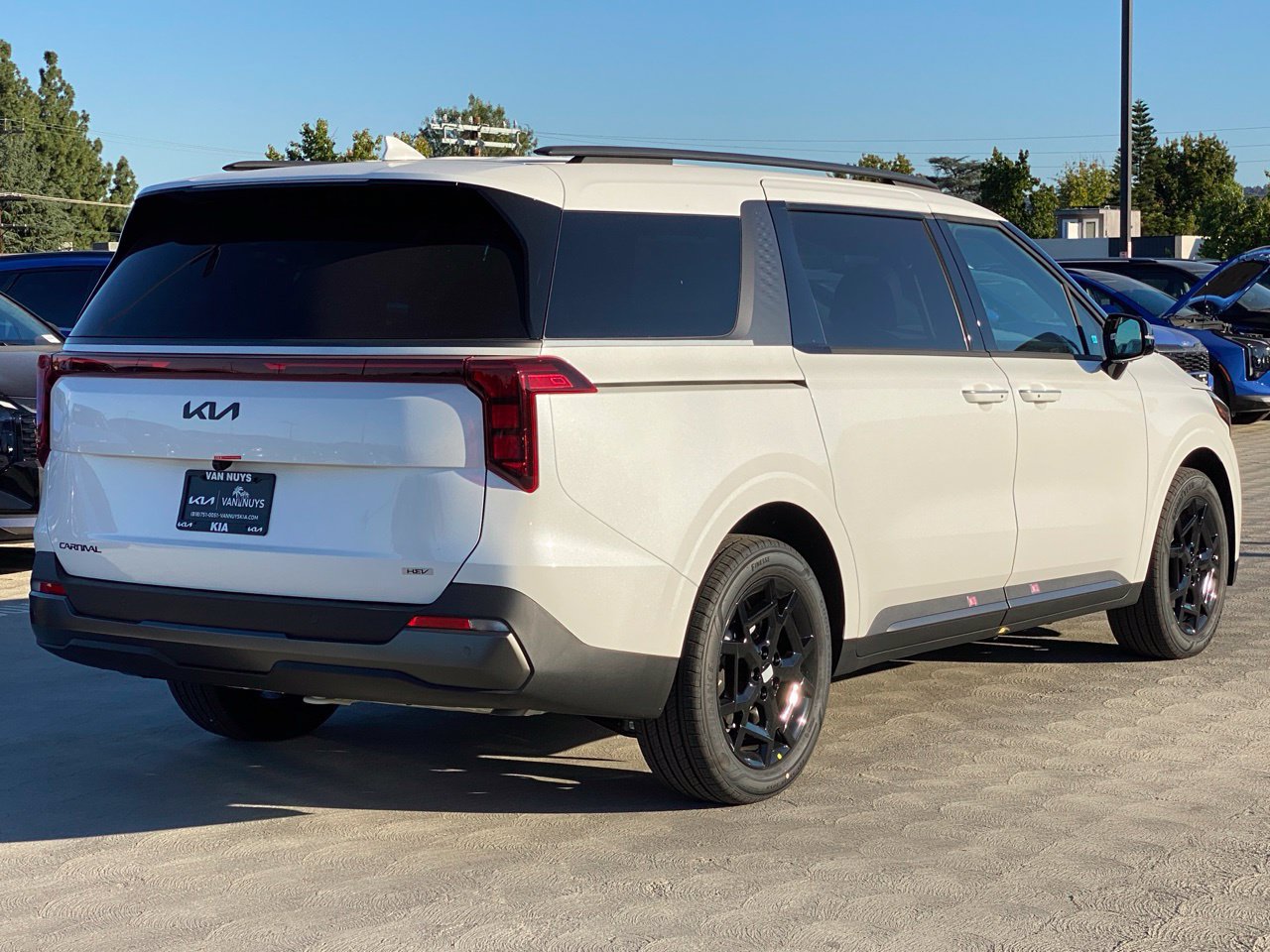 New 2027 Kia Carnival EX FWD image 3