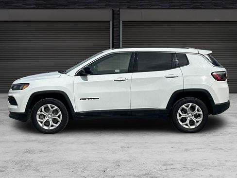 Used 2024 Jeep Compass Latitude image 7
