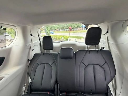 Used 2020 Chrysler Pacifica Touring-L FWD image 19