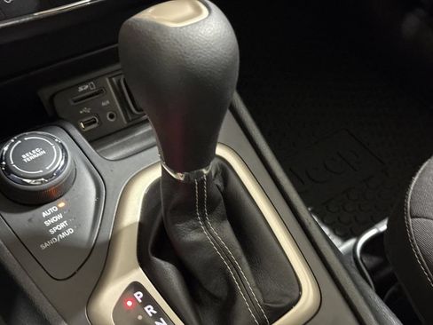 Used 2016 Jeep Cherokee Latitude w/ Cold Weather Group AWD/4WD image 17
