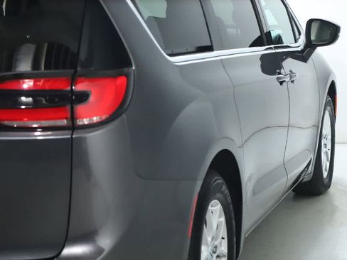 Used 2023 Chrysler Pacifica Touring-L image 44