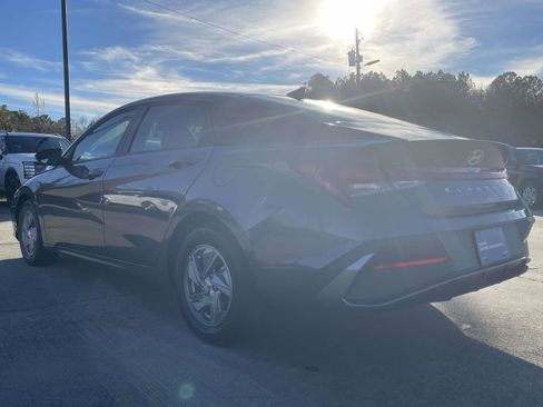 Certified 2025 Hyundai Elantra SE image 4