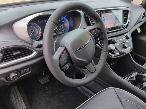 New 2026 Chrysler Pacifica Limited w/ S Appearance Package image 11