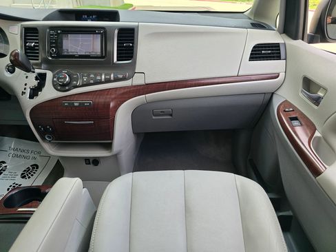 Used 2013 Toyota Sienna XLE FWD image 25