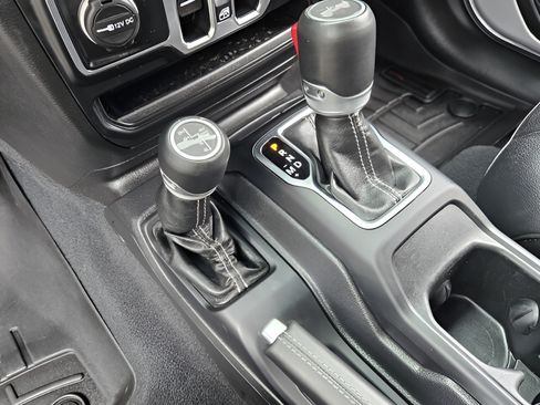 Used 2022 Jeep Wrangler Unlimited Sahara w/ Cold Weather Group AWD/4WD image 16