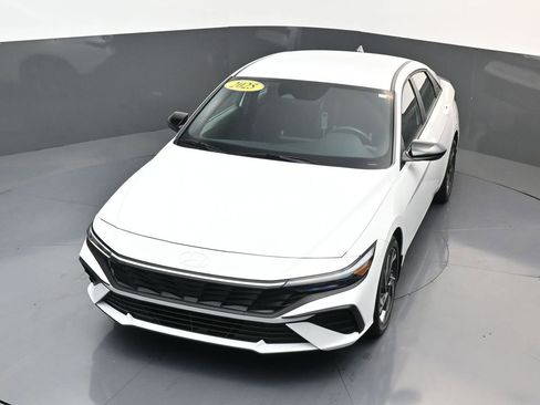 Certified 2025 Hyundai Elantra Sport image 19