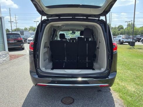 Used 2023 Chrysler Pacifica Touring-L AWD/4WD image 8