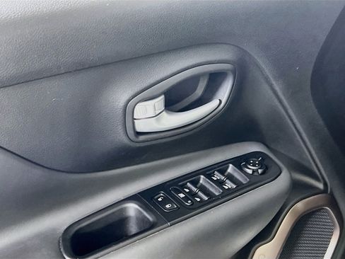 Used 2023 Jeep Renegade Latitude AWD/4WD image 18