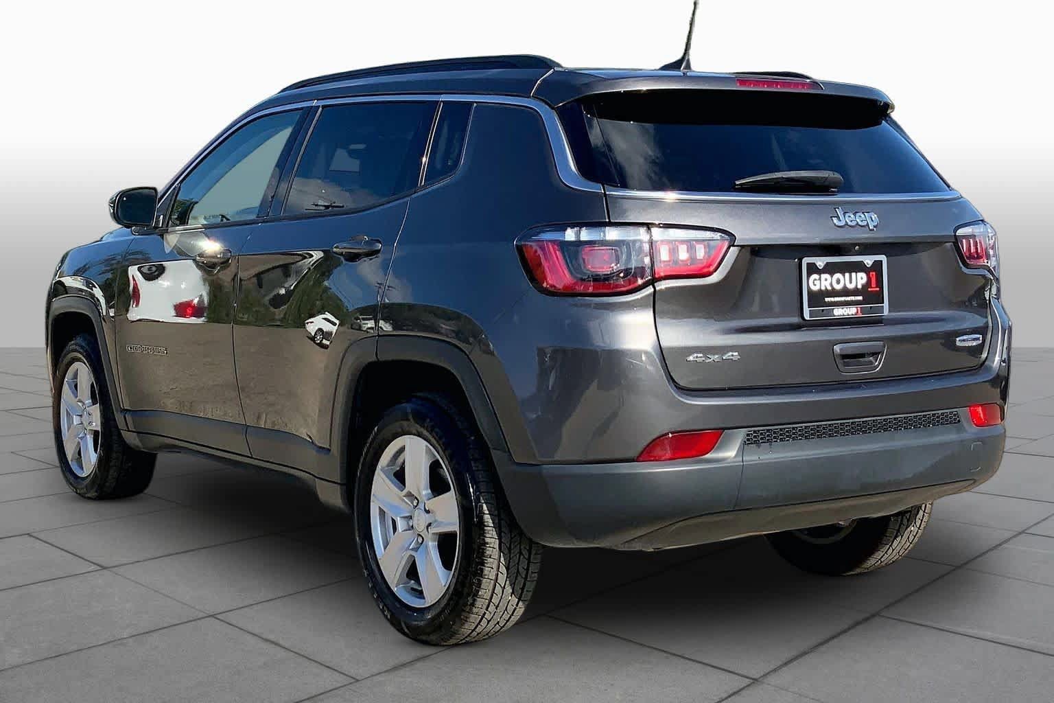 Used 2022 Jeep Compass Latitude w/ Sun and Sound Group AWD/4WD image 12