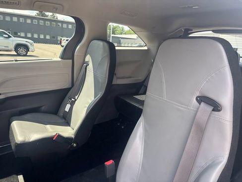 Used 2022 Toyota Sienna XLE FWD image 19