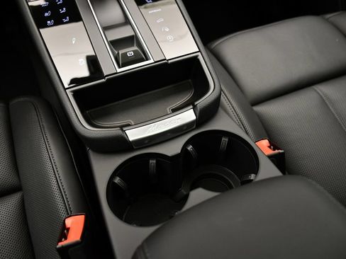 Certified 2026 Porsche Macan Turbo AWD/4WD image 34