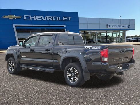 Used 2019 Toyota Tacoma TRD Sport image 3