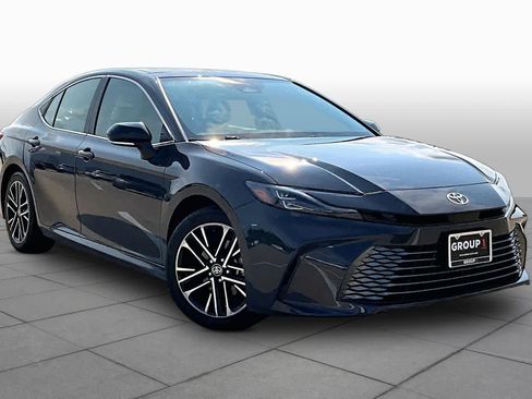 Used 2025 Toyota Camry XLE AWD/4WD image 3
