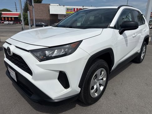 Used 2020 Toyota RAV4 LE FWD image 2