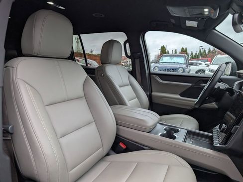 Used 2024 GMC Acadia Elevation image 13