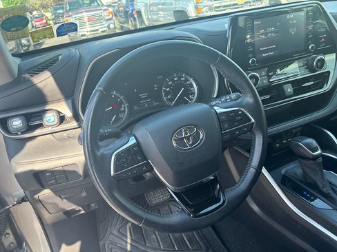 Used 2020 Toyota Highlander XLE FWD image 9