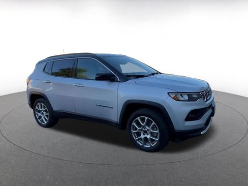 Used 2025 Jeep Compass Limited AWD/4WD image 2