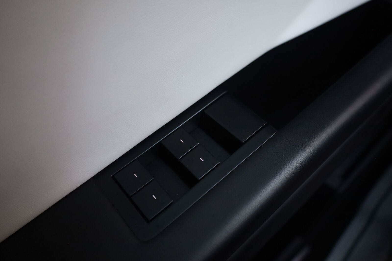 Used 2024 Tesla Cybertruck AWD Crew Cab image 38