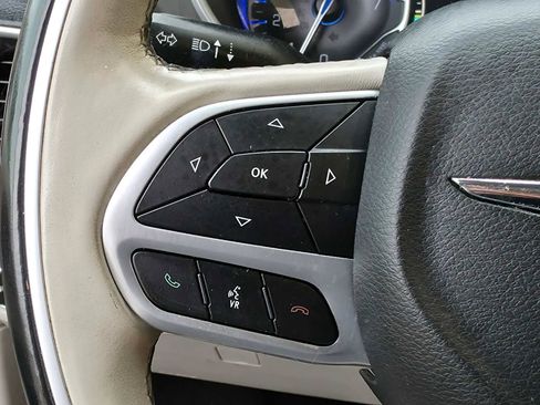 Used 2018 Chrysler Pacifica Limited FWD image 21