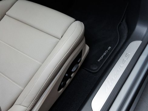 Certified 2025 Porsche Macan 4S Electric AWD/4WD image 37