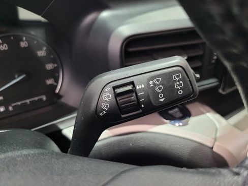 Used 2022 Ford Explorer XLT image 41