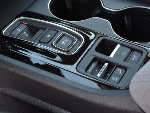 Used 2023 Honda Pilot LX image 9