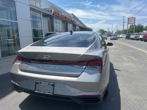Used 2021 Hyundai Elantra SEL w/ Convenience Package FWD image 4