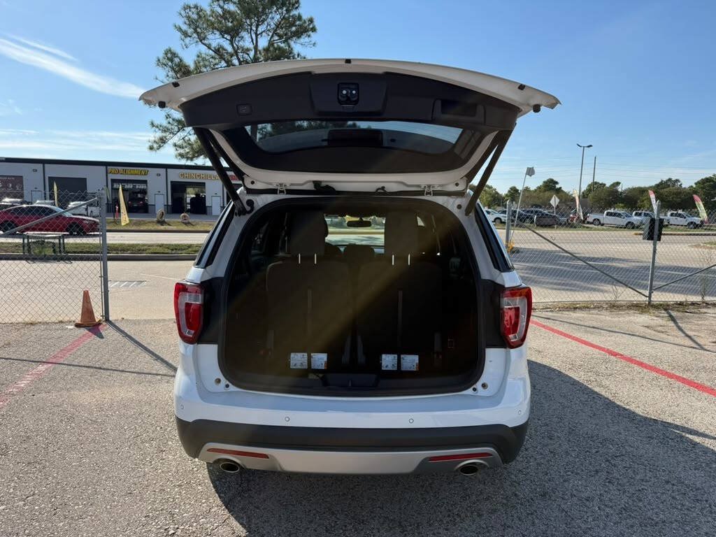 Used 2017 Ford Explorer XLT w/ Equipment Group 201A FWD image 30