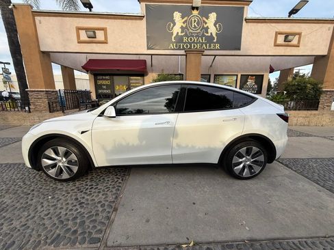 Used 2021 Tesla Model Y Long Range image 8