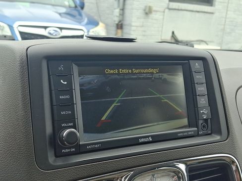 Used 2016 Chrysler Town & Country Touring-L FWD image 17