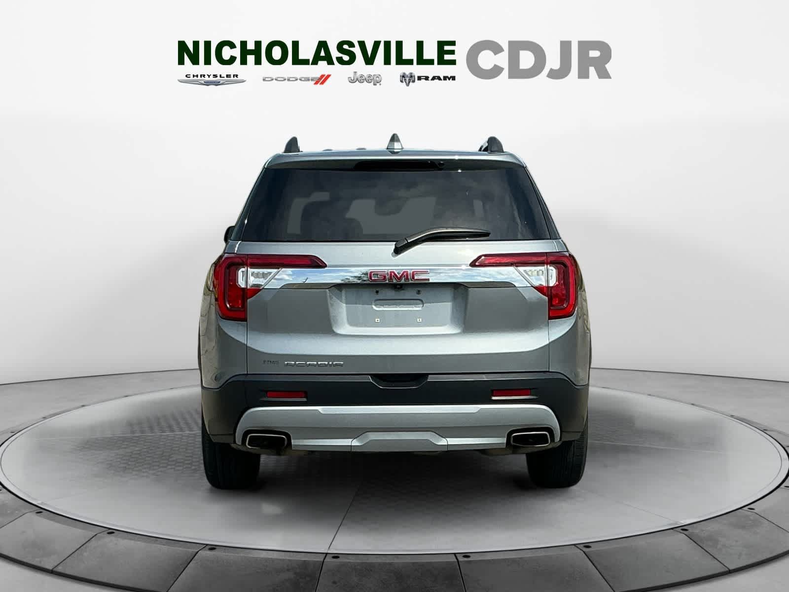 Used 2023 GMC Acadia SLE w/ Driver Convenience Package FWD image 4