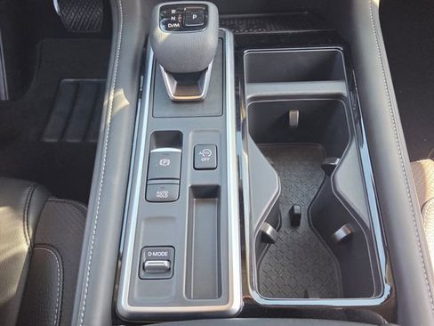 Used 2025 Nissan Pathfinder SL w/ SL Premium Package image 19