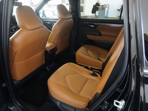 Certified 2025 Toyota Highlander Platinum image 24