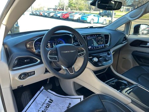 Used 2023 Chrysler Pacifica Limited w/ Uconnect Theater Family Group image 28