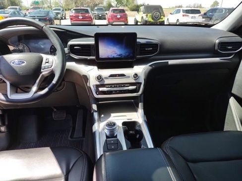 Used 2022 Ford Explorer XLT w/ Equipment Group 202A AWD/4WD image 13