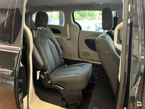 Used 2022 Chrysler Voyager LX FWD image 27