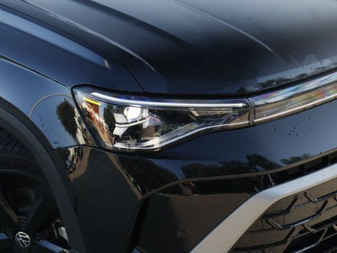 Certified 2025 Volkswagen Taos SEL AWD/4WD image 2