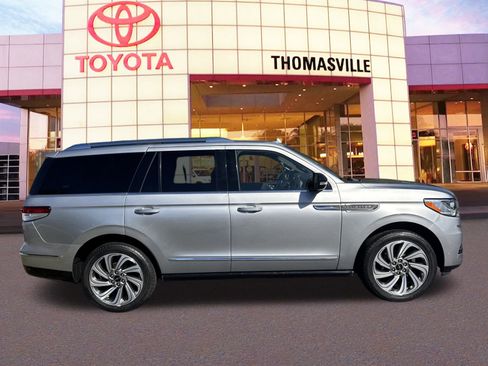 Used 2023 Lincoln Navigator Reserve image 4