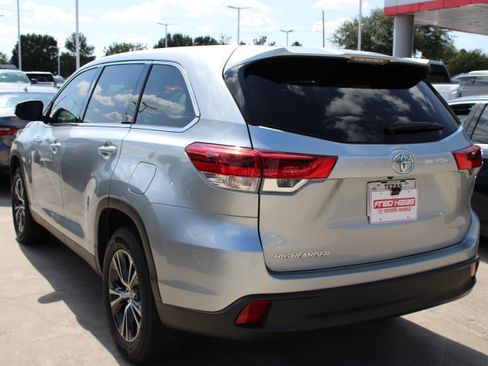 Used 2019 Toyota Highlander LE FWD image 5