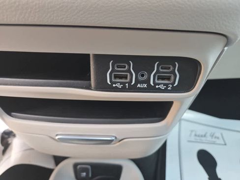 Used 2024 Chrysler Pacifica Touring-L image 35