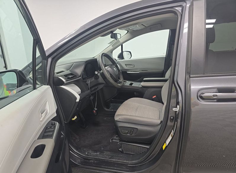 Used 2025 Toyota Sienna LE FWD image 9