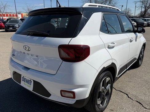 Used 2023 Hyundai Venue Limited image 5