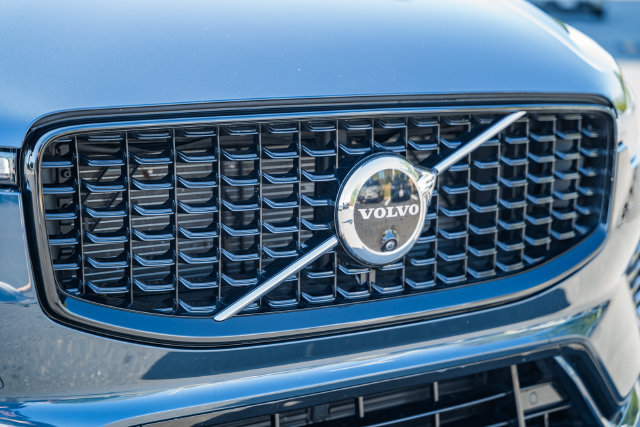 Certified 2024 Volvo XC60 B5 Plus AWD/4WD image 9