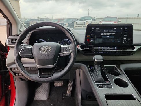Used 2022 Toyota Sienna Limited image 10
