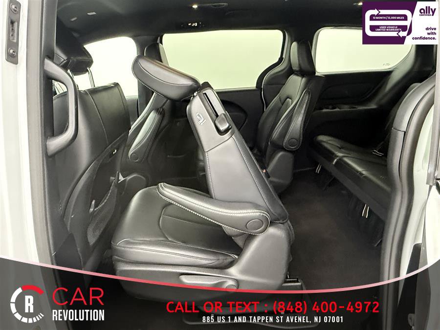 Used 2024 Chrysler Pacifica Limited FWD image 32