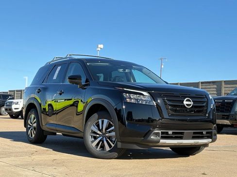 New 2025 Nissan Pathfinder SL image 2