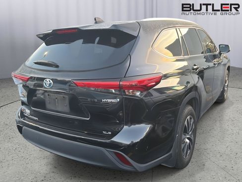 Certified 2021 Toyota Highlander XLE AWD/4WD image 8