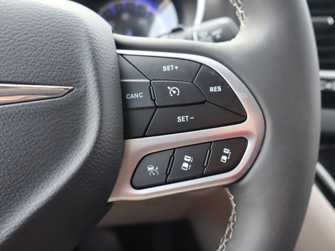 Used 2024 Chrysler Pacifica Touring-L image 18