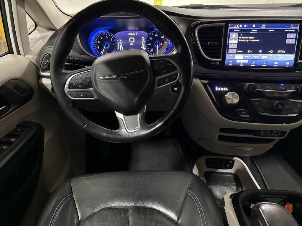 Used 2021 Chrysler Pacifica Touring-L FWD image 11